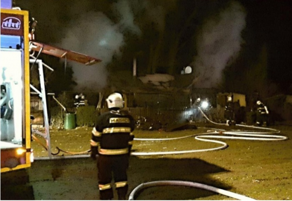 Při požáru chaty u Otradovic bojovali hasiči s plameny čtyři hodiny