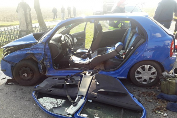 Hasiči na Mladoboleslavsku zachránili řidiče havarovaného vozidla