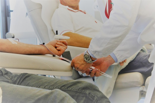 VZP přispěje dárcům krve až dva tisíce korun 