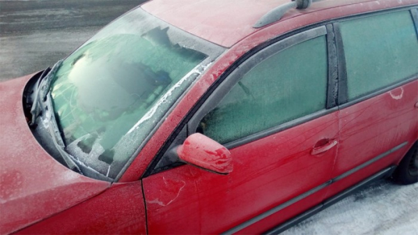Pozor na zamrzlá skla a sníh na vozidlech!