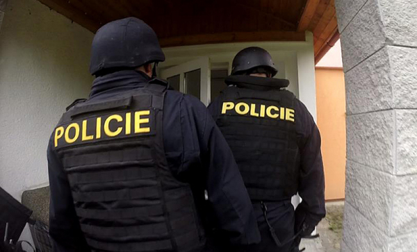Zásahovka zadržela dva Ukrajince, podle policie se vloupali do více jak desítky rodinných domů