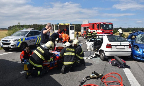 Šest osob se zranilo při vážné nehodě na Mladoboleslavsku