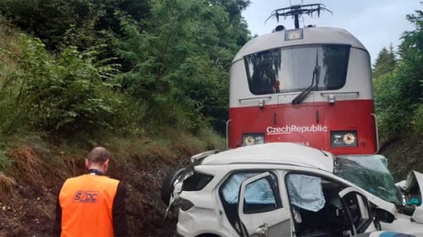 Tragické následky měl střet osobního automobilu s nákladním na Mladoboleslavsku