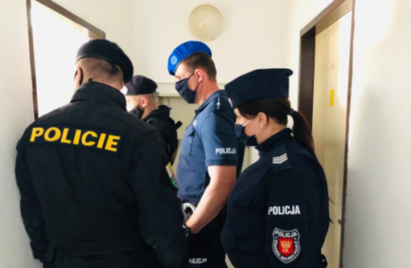 Policisté při kontrole ubytoven zadrželi 12 cizinců bez platného povolení k pobytu v ČR 