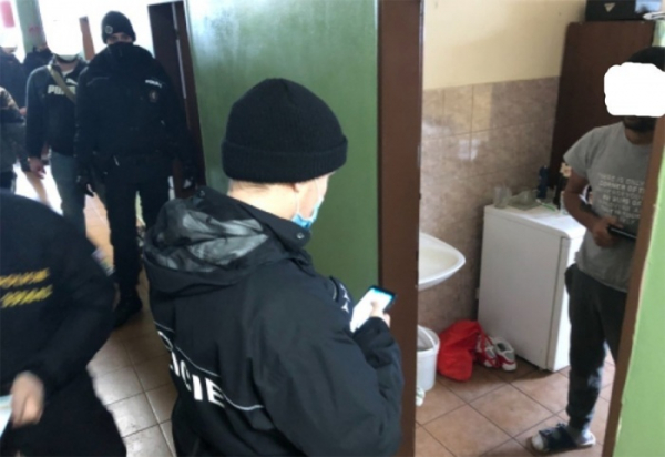 Policisté při kontrole zadrželi 3 cizince za neoprávněný pobyt na území ČR a 2 osoby v celostátním pátrání