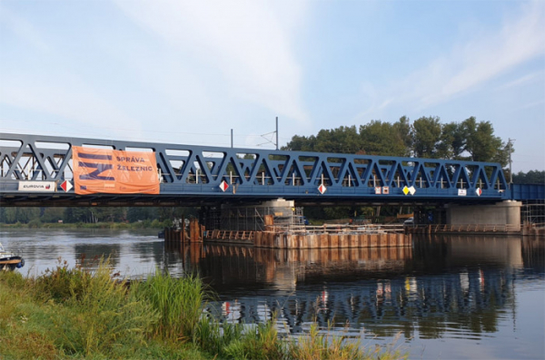 V Čelákovicích projíždějí první vlaky po novém mostě