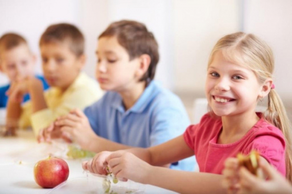 Díky projektu Obědy do škol má denně teplý oběd přes tisíc středočeských dětí