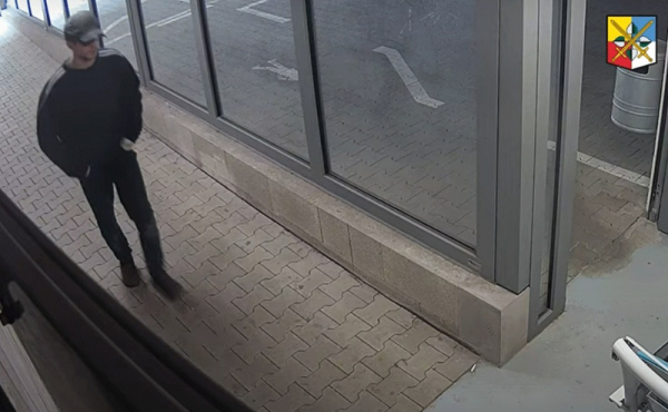 Neznámý pachatel se v Mladé Boleslavi vloupal do dvou parkovacích automatů, policie pátrá po svědcích