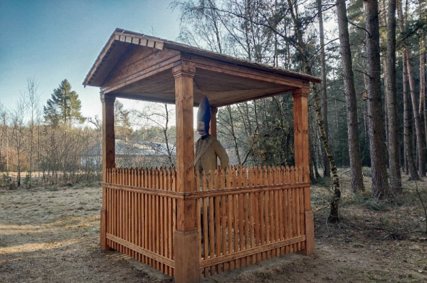 Lesy ČR: Přístřešky soch granátníků na Mladoboleslavsku jsou opravené