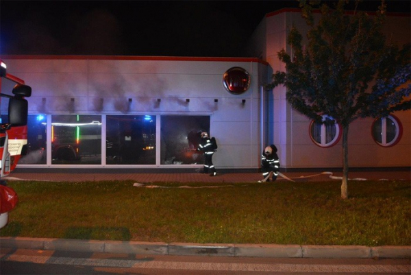 Noční požár v mladoboleslavském autosalonu napáchal škody kolem deseti milionů