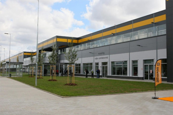Firma Amazon otevřela ve Středočeském kraji obří distribuční centrum 